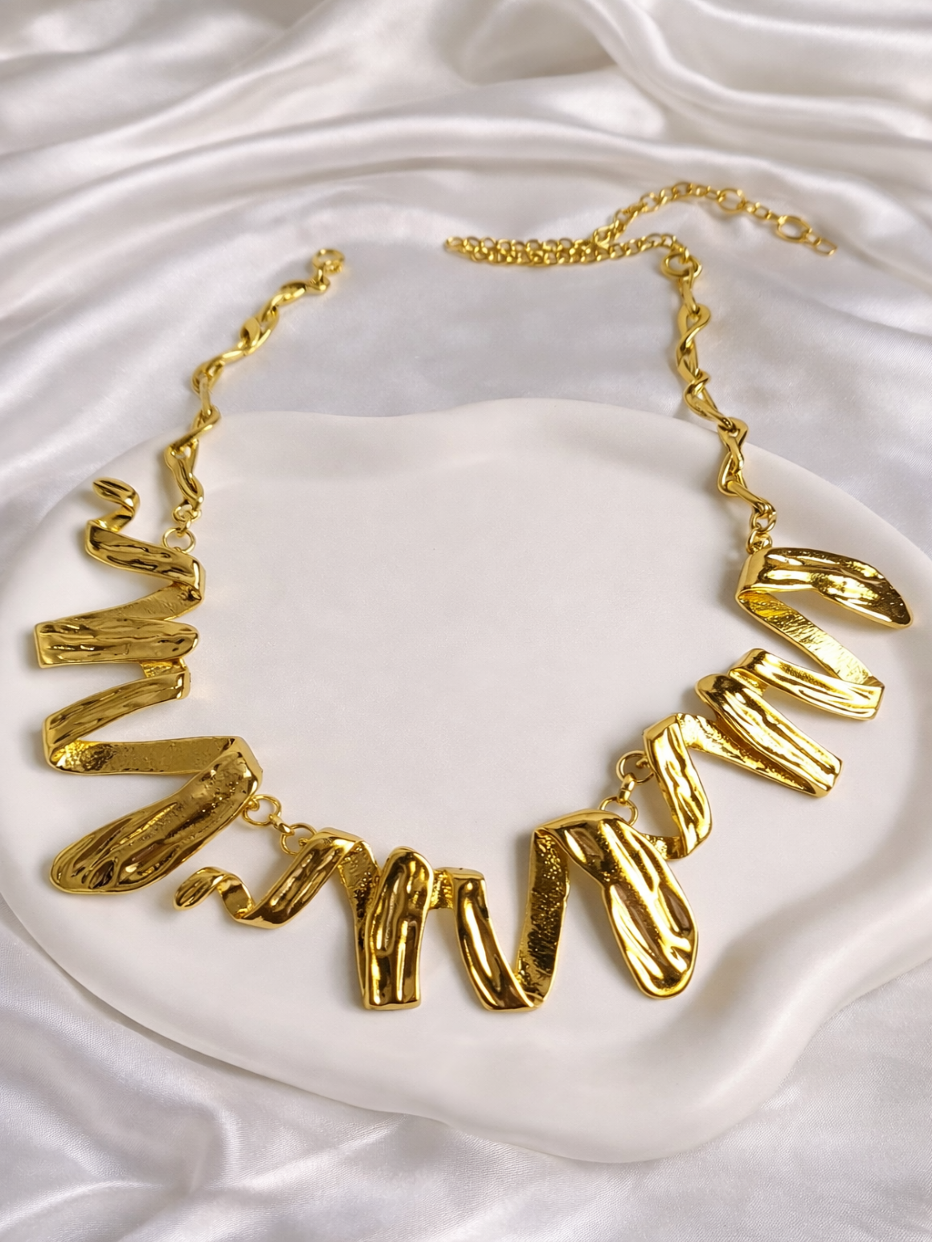 Vionna Sculpt Necklace