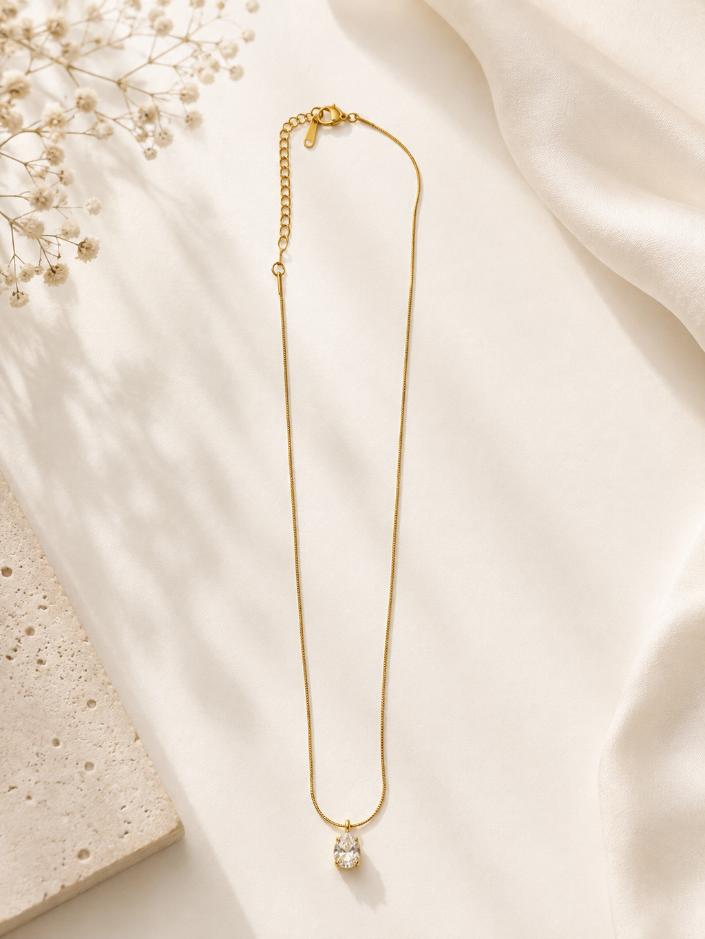 Éclat Teardrop Solitaire pendant